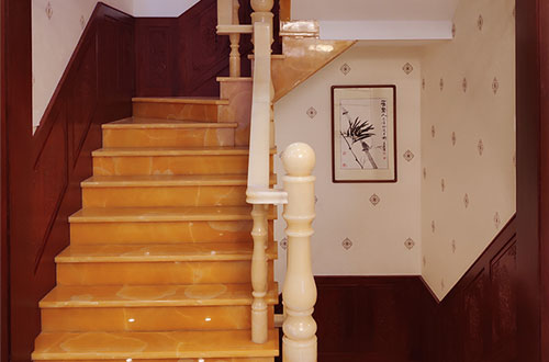 天河中式别墅室内汉白玉石楼梯的定制安装装饰效果